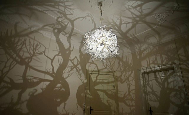 menu princip Menstruation Trick of Light Transforms Room Into Eerie Forest with 3D Printed Lamp Cover  - 3D Printing Industry