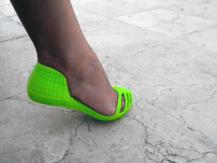 lewihe 3D printer prints sandal with filaflex fexible filament