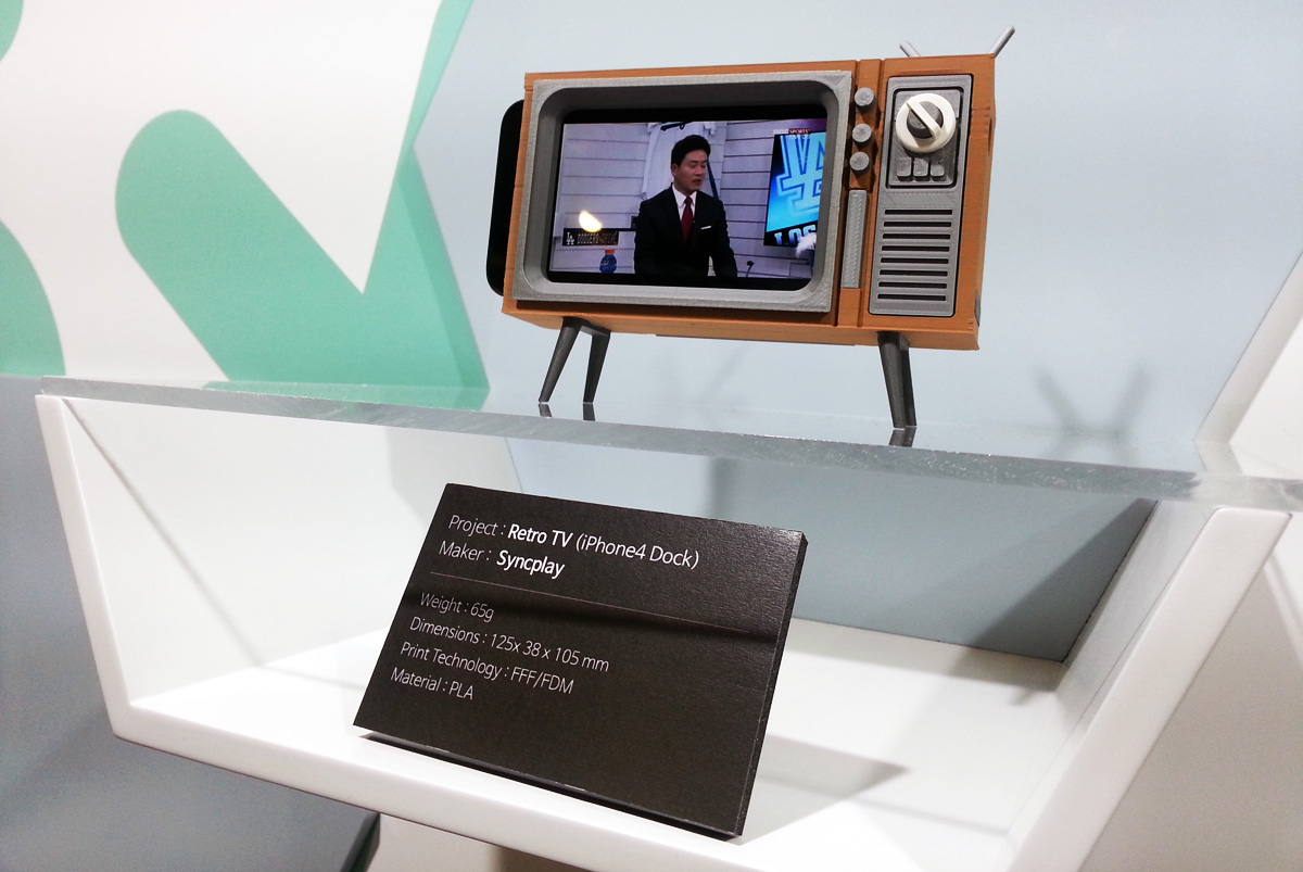 Syncky 3D printed retro TV iphone dock