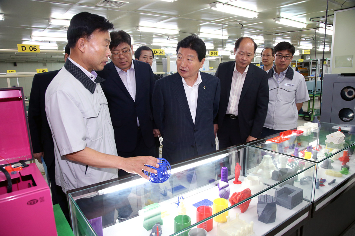 The CEO of the company give the mayor a factory tour of Daegun Tech My3D 3D printer