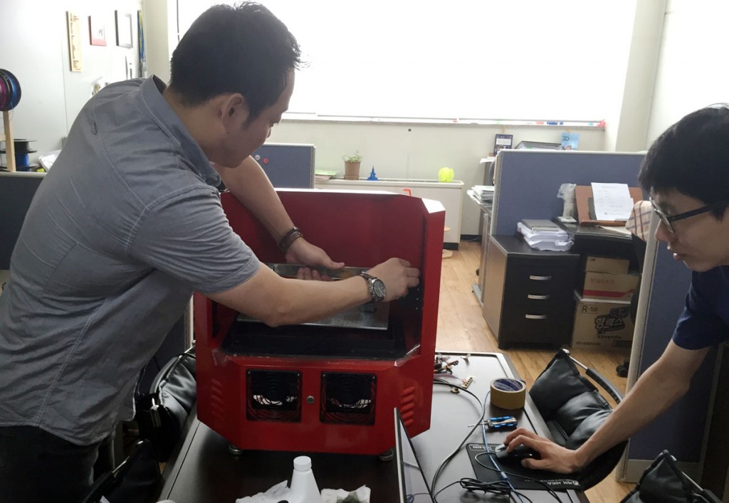 KyuBuk and BuSeoung setting up Morpheus 3D printer