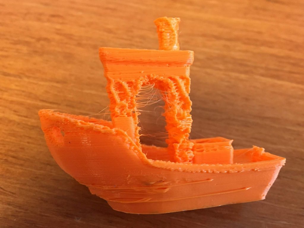 A hairy 3D Benchy with some layer delimitation on the hull. Photo via: wizardru.net