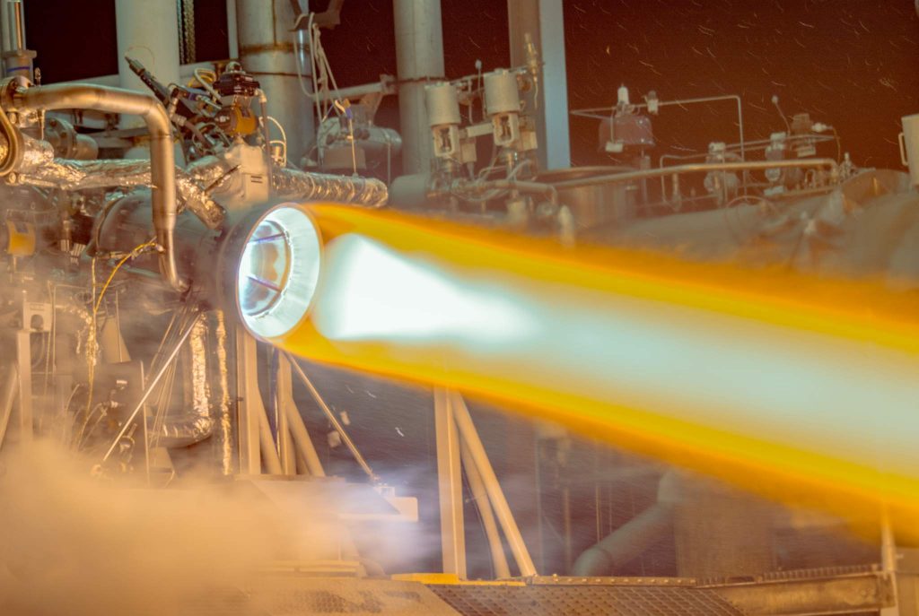Le moteur-fusée RL10 testé avec une chambre de poussée en cuivre imprimée en 3D.  Image via Aerojet Rocketdyne.