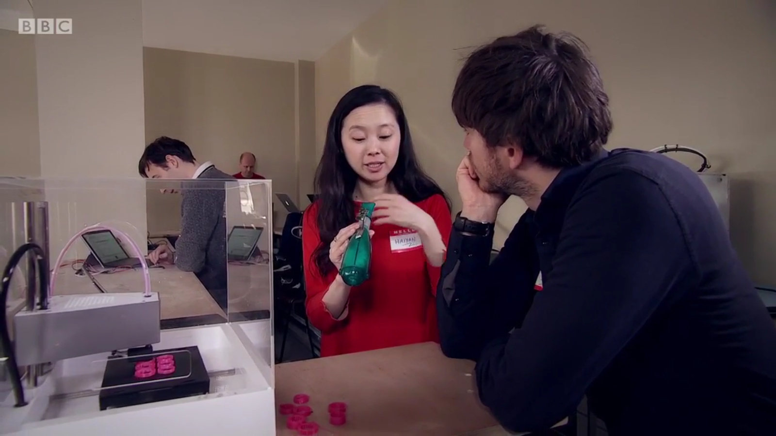 Haiyan Zhang explaining the device to Simon Reeve on 'Big Life Fix'. Image via BBC. 