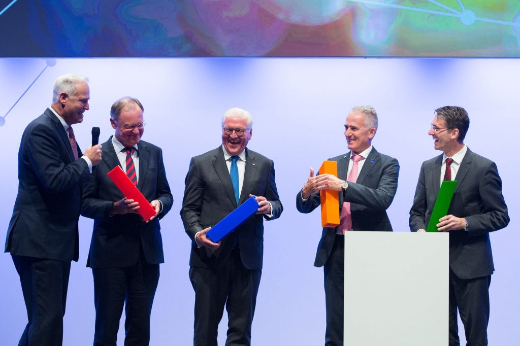 From left to right: EMO General Commissar Welcker, Prime Minister Weich, Federal President of Germany Frank-Walter Steinmeier, CECIMO President Luigi Galdabini and SAP Board Member Bernd Leukert connect the lighting elements of EMO Hannover's logo at EMO 2017. Photo via EMO Hannover.