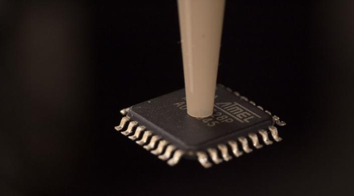 The nozzle pick and places the electronic microprocessor "brain" of the device. Photo via Wyss Institute for Biologically Inspired Engineering