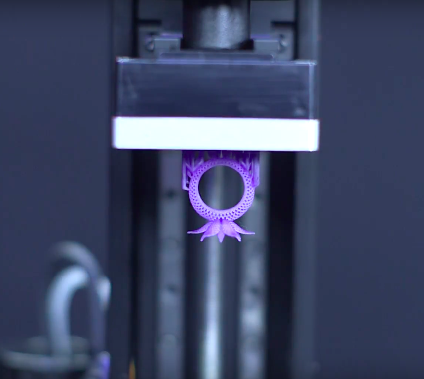The 3D printed jewellery design when complete and mounted on the printer bed. Photo via Youtube/XYZprinting.