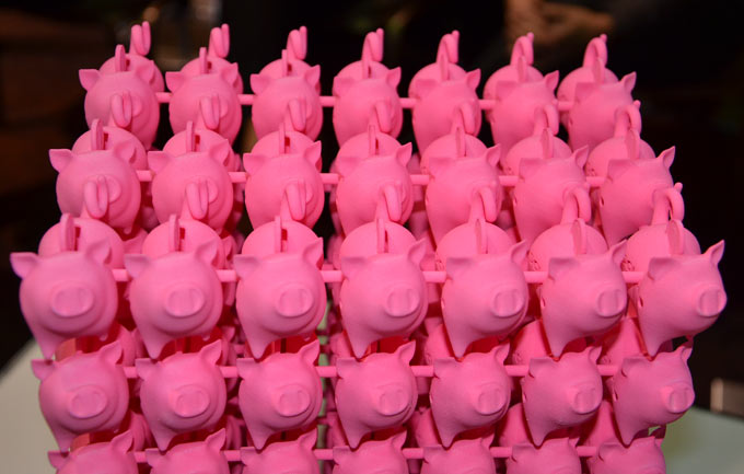 A batch of 3D printed pigs by Sculpteo. Photo via Scuplteo