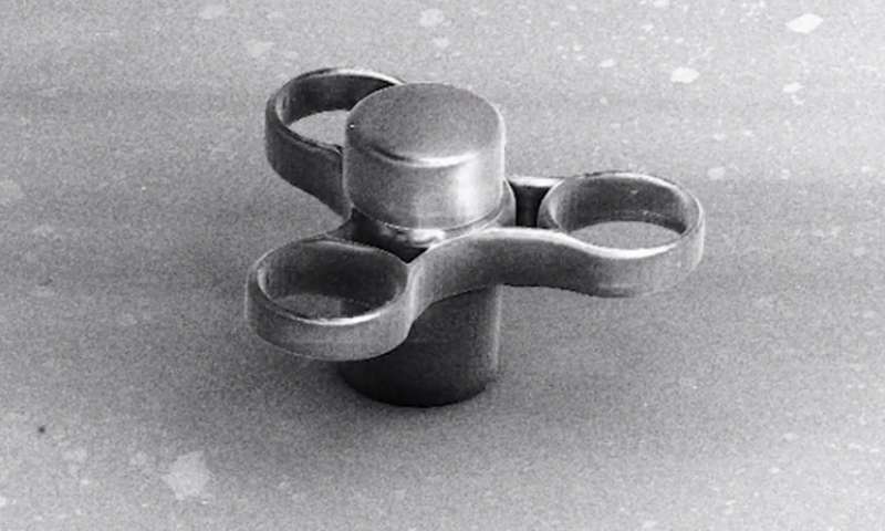 The world's smallest fidget spinner as seen under a microscope. Image via Oak Ridge National Laboratory