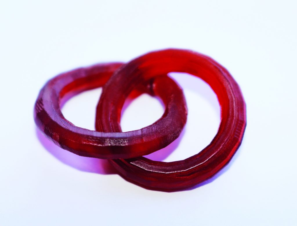 Interlocking rings 3D printed in the TwoCure SLA process. Photo via Fraunhofer ILT