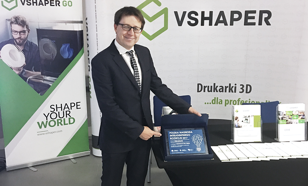 CEO Tomasz Szymański receives VERASHAPE's innovation award. Photo via VERASHAPE.