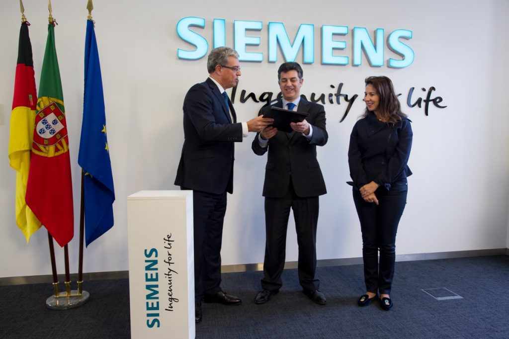 Selected officials inaugurate the first i-Experience Center 4.0 in Alfragide, Portugal. Photo via Siemens