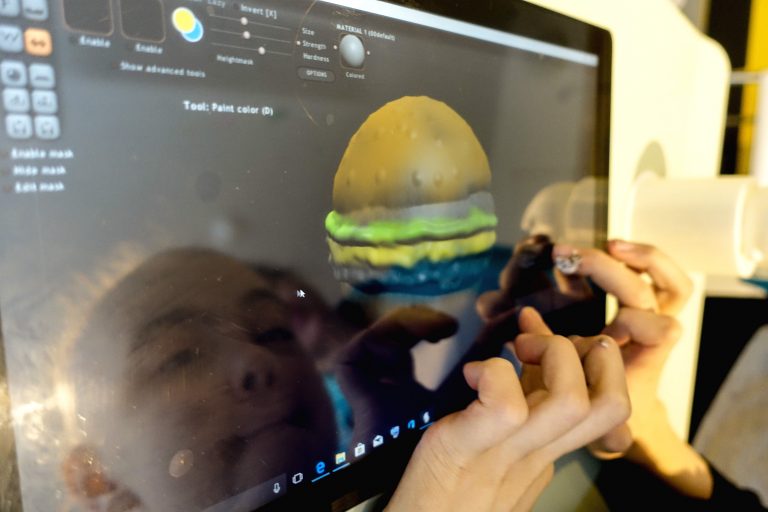 A patient sculpts a burger using Sculptris. Photo via the V&A.
