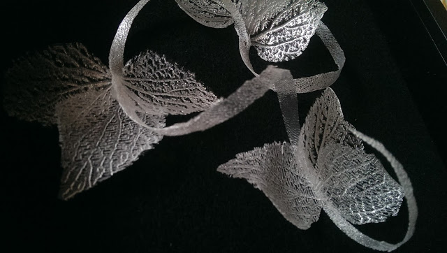 Leaf-like lace patterns fabricated using the Mitsubishi Electric MELFA RV-Series articulated arm system. Image via UWE.