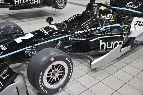 Pour les circuits IndyCar et NASCAR, Team Penske utilise Stratasys FDM et du Nylon 12 rempli de fibre de carbone pour des pièces de voitures de course solides et légères. Photo via l'équipe Penske / Scott R. LePage.