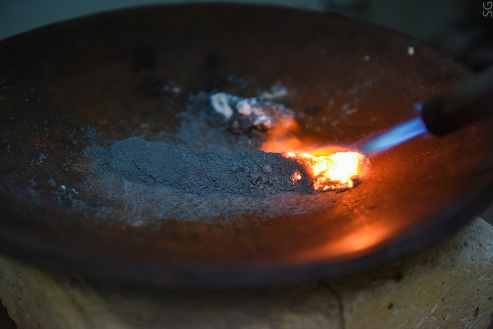 Aluminum powder burning in the purification process. Photo via NUST MISiS