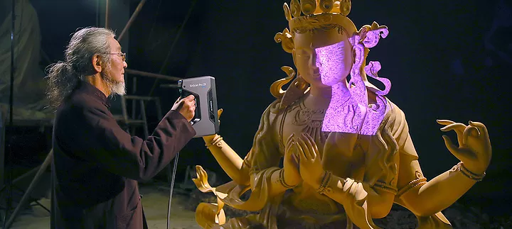 Scanning a life-size statue with EinScan Pro 2X Plus. Image via EinScan