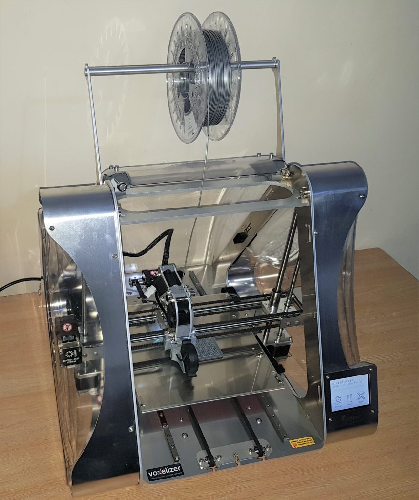 Imprimante 3D multitool ZMorph VX sans boîte avec porte-bobine attaché.