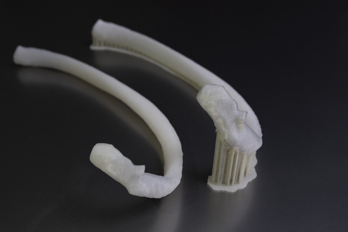 The 3D printed rib bone, on the left without the support structure. Image via 3DGence.