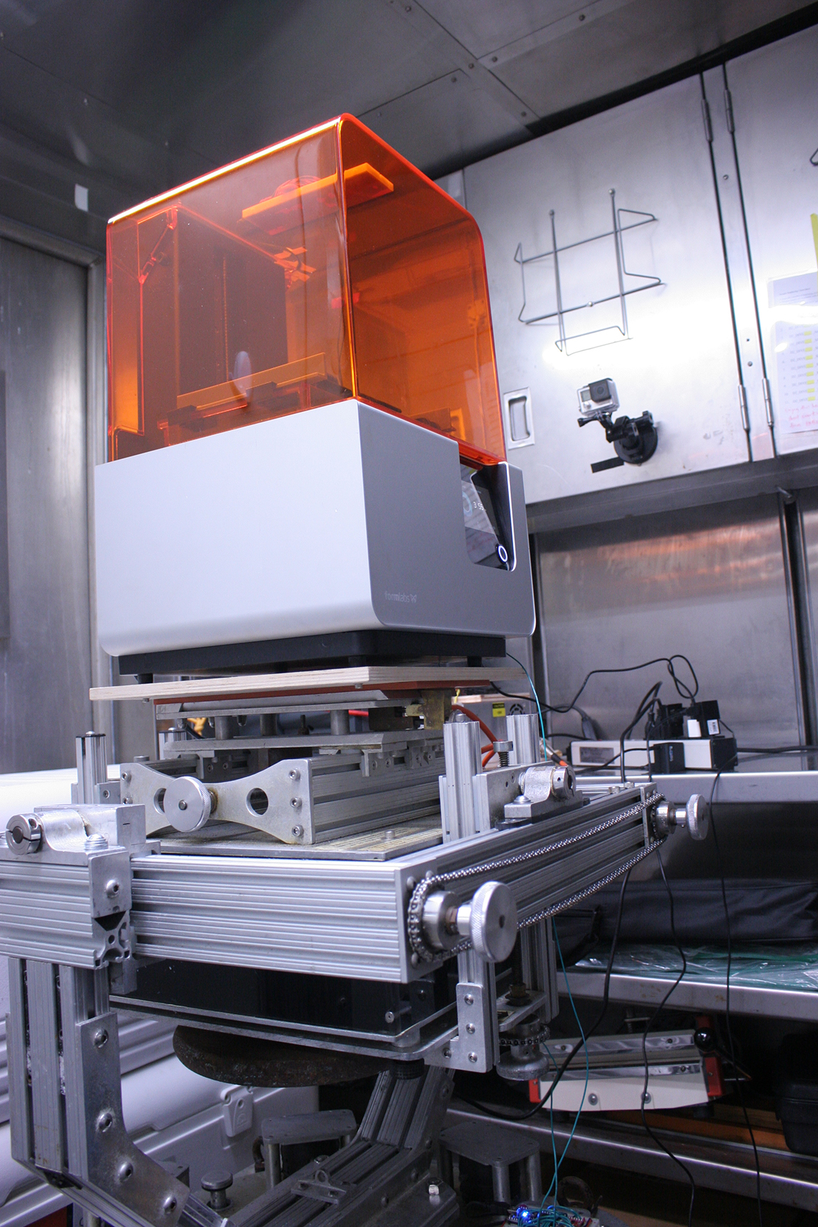 L'imprimante 3D Form 2 montée sur la plateforme de stabilisation.  Photo via NOAA.
