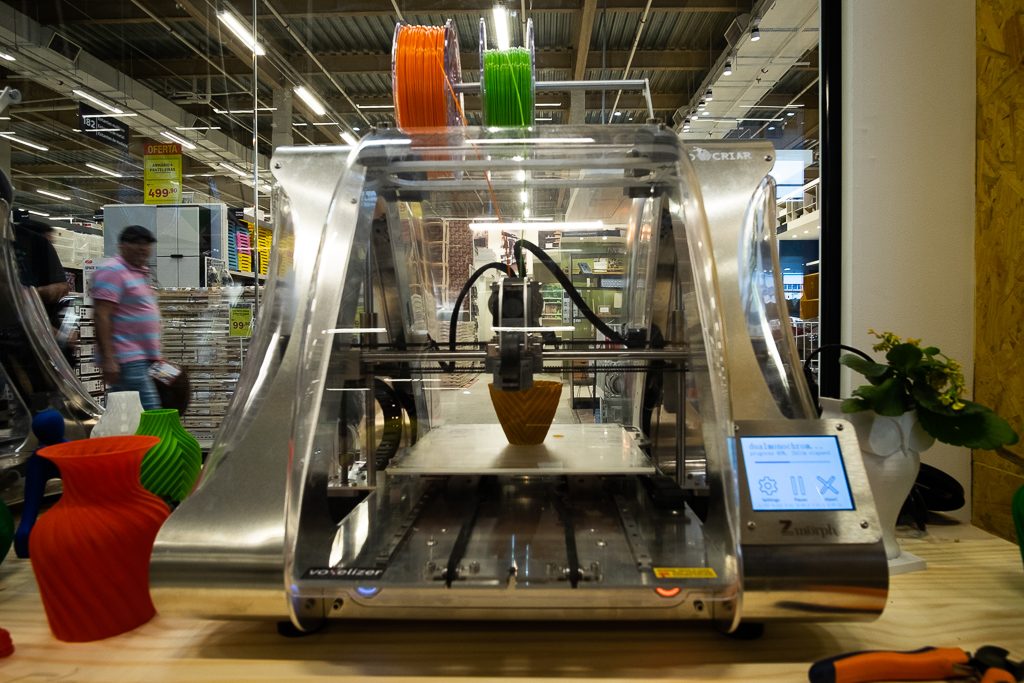 The ZMorph VX 3D printer at Leroy Merlin. Photo via 3D Criar