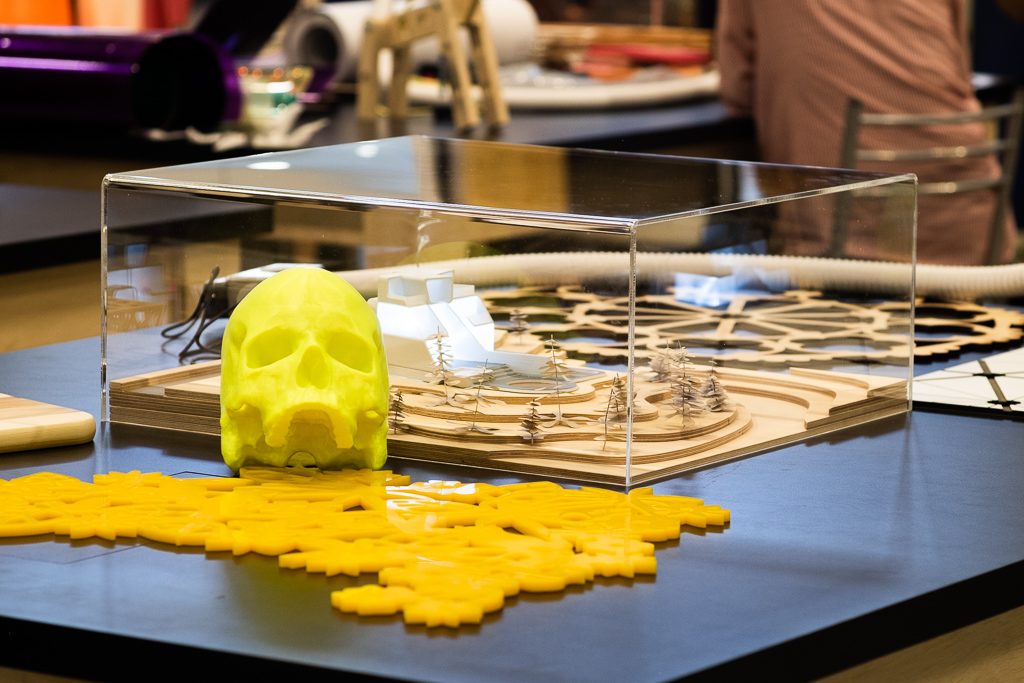 3D printing and laser cutting projects from Leroy Merlin Bricolab. Photo via 3D Criar