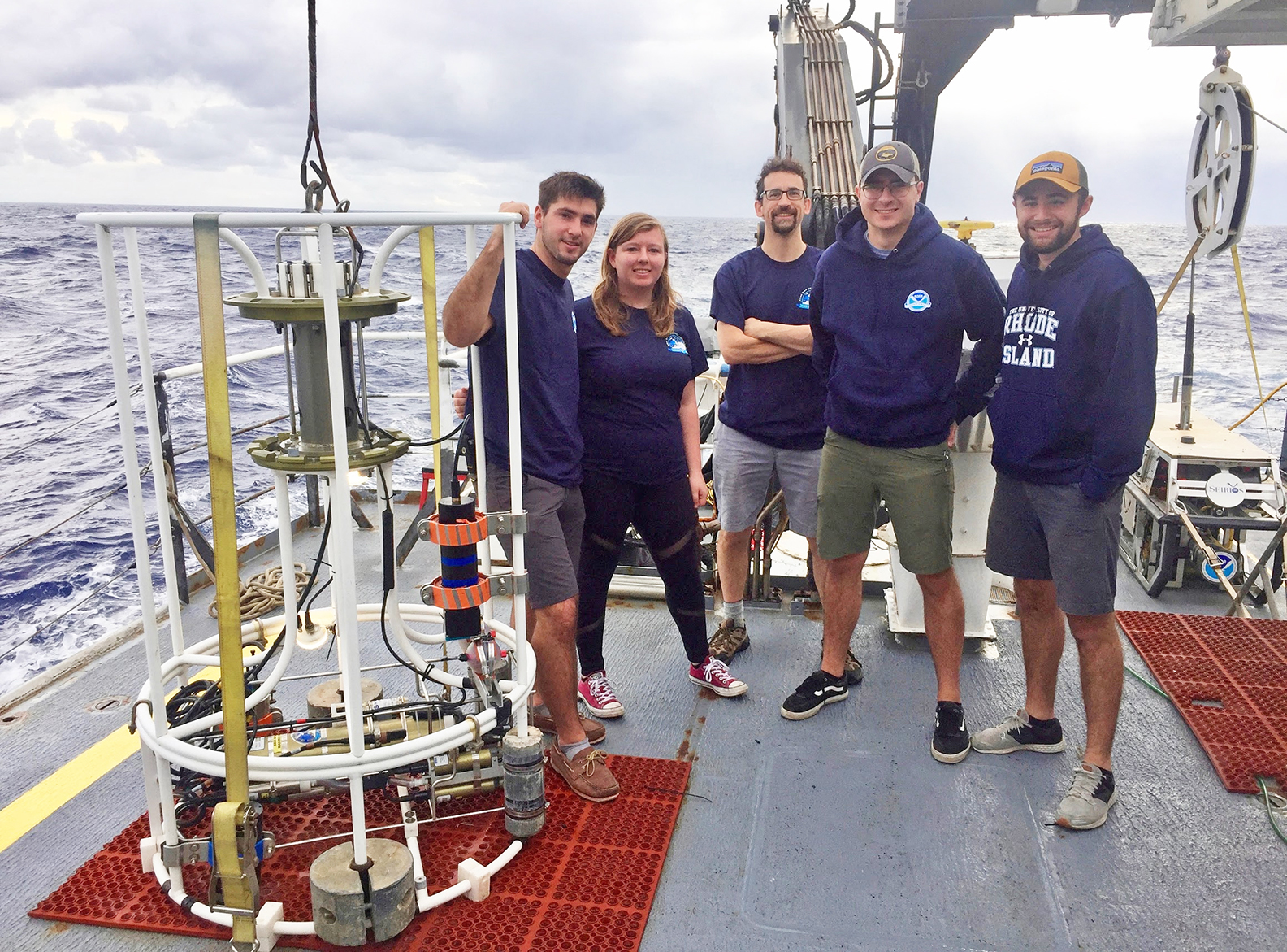 De gauche à droite : Grady Bolan, Allison Redington, le professeur agrégé Stephen Licht, Sean Nagle et Josh Allder sur le pont de l'Okeanos Explorer.  Photo via Josh Allder/URI.