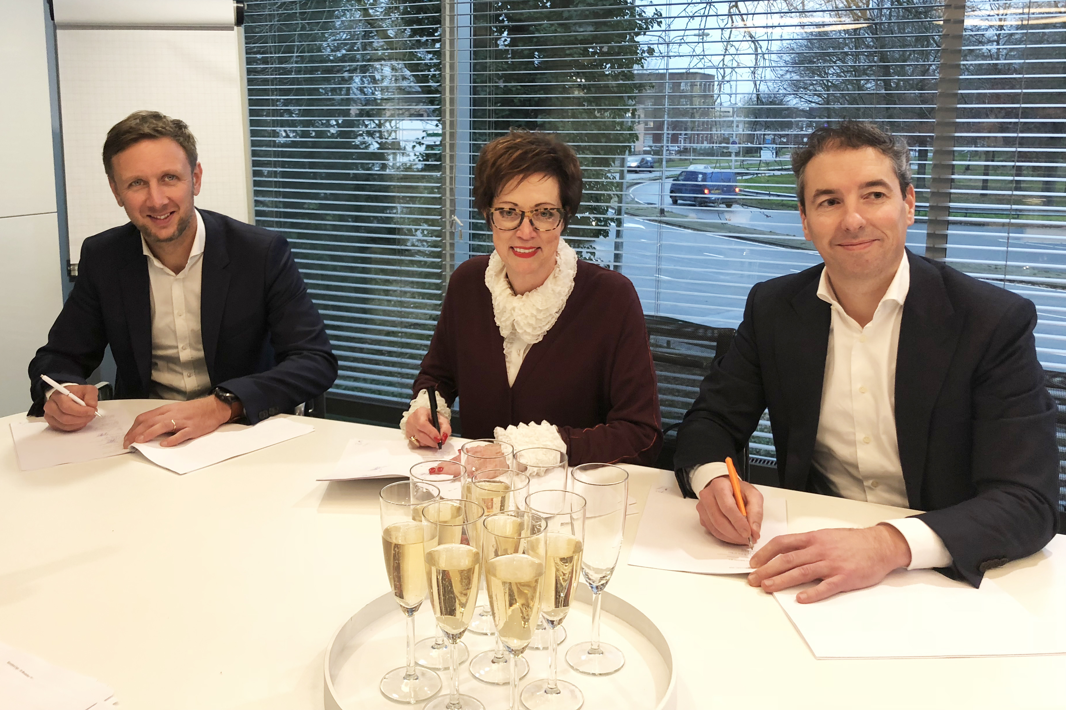 Miriam Dragstra (middle) of BOM with co-founders of Additive Industries Jonas Wintermans (left) and Daan Kersten (right) sign the agreement. Image via Additive Industries.