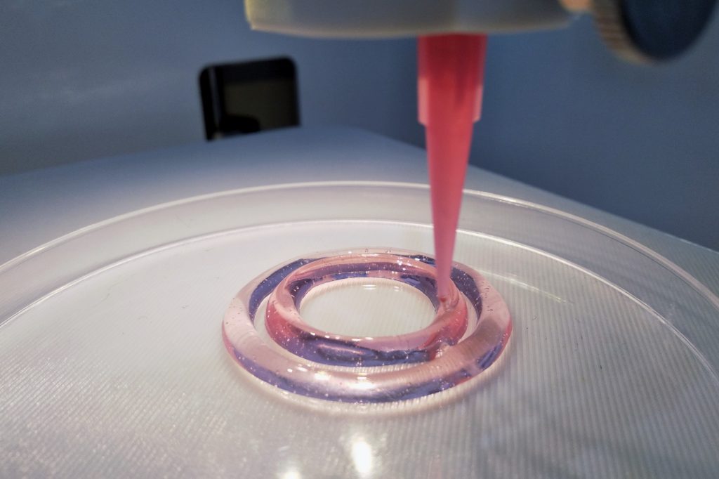 3D printing on the SKAFFOSYS 3D bioprinter. Photo via cd3dmedical.com