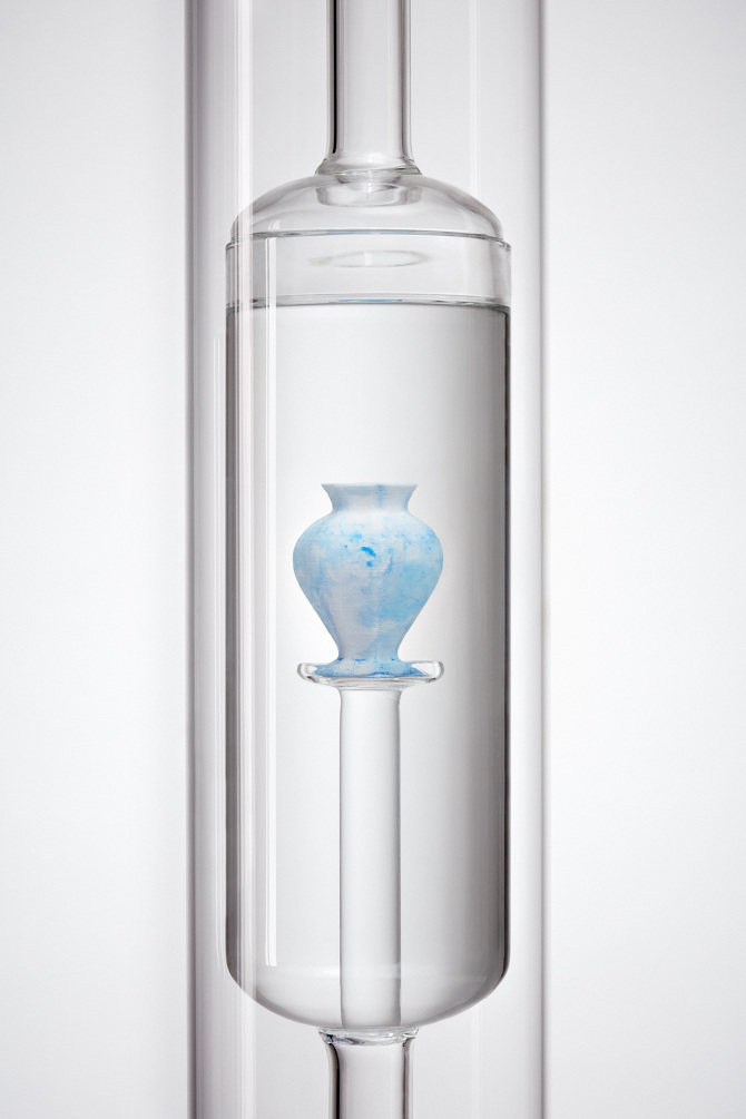 Hongjie Yang's Delft blue vases 3D printed with a biodegradable polymer. Image via Studio Hongjie Yang.