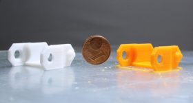 A 3D printed part with the granule extruder (Right). The comparison part on the left is printed with Ender 3. Image via homofaciens.