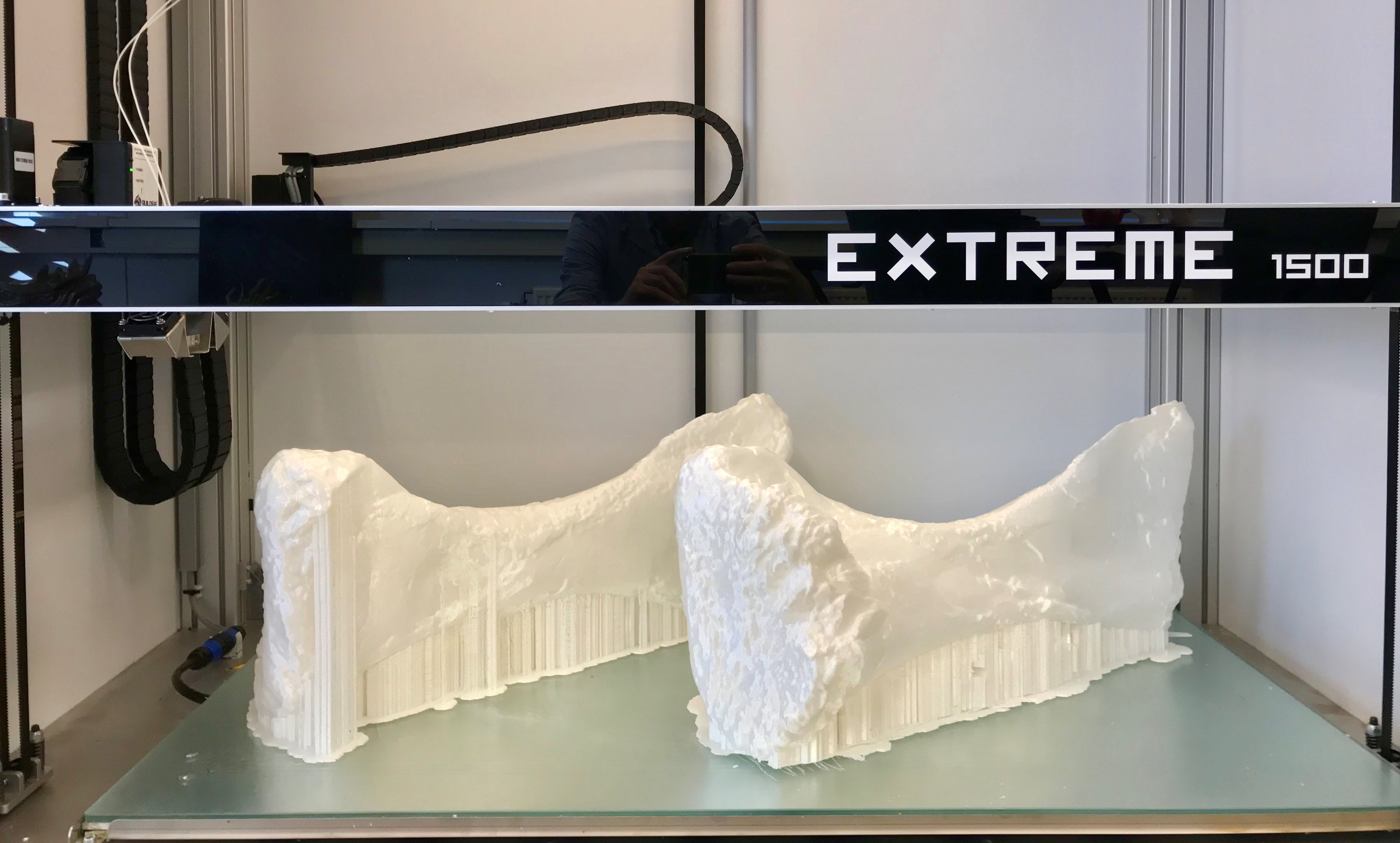 Two large bones of the lower leg of a Triceratops 3D printed on the Builder Extreme 1500 PRO. Photo via Naturalis.