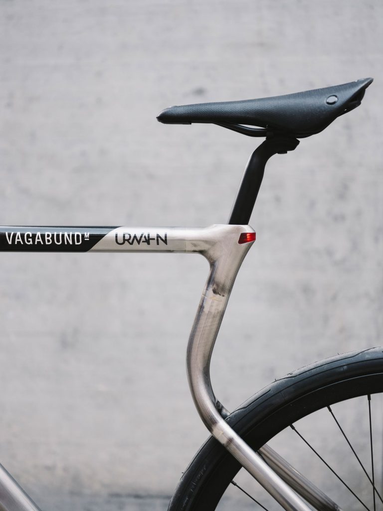 No seat tube - the Urwahn x Vagabund 3D printed bike frame. Photo via Urwahn/Vagabund Moto. 