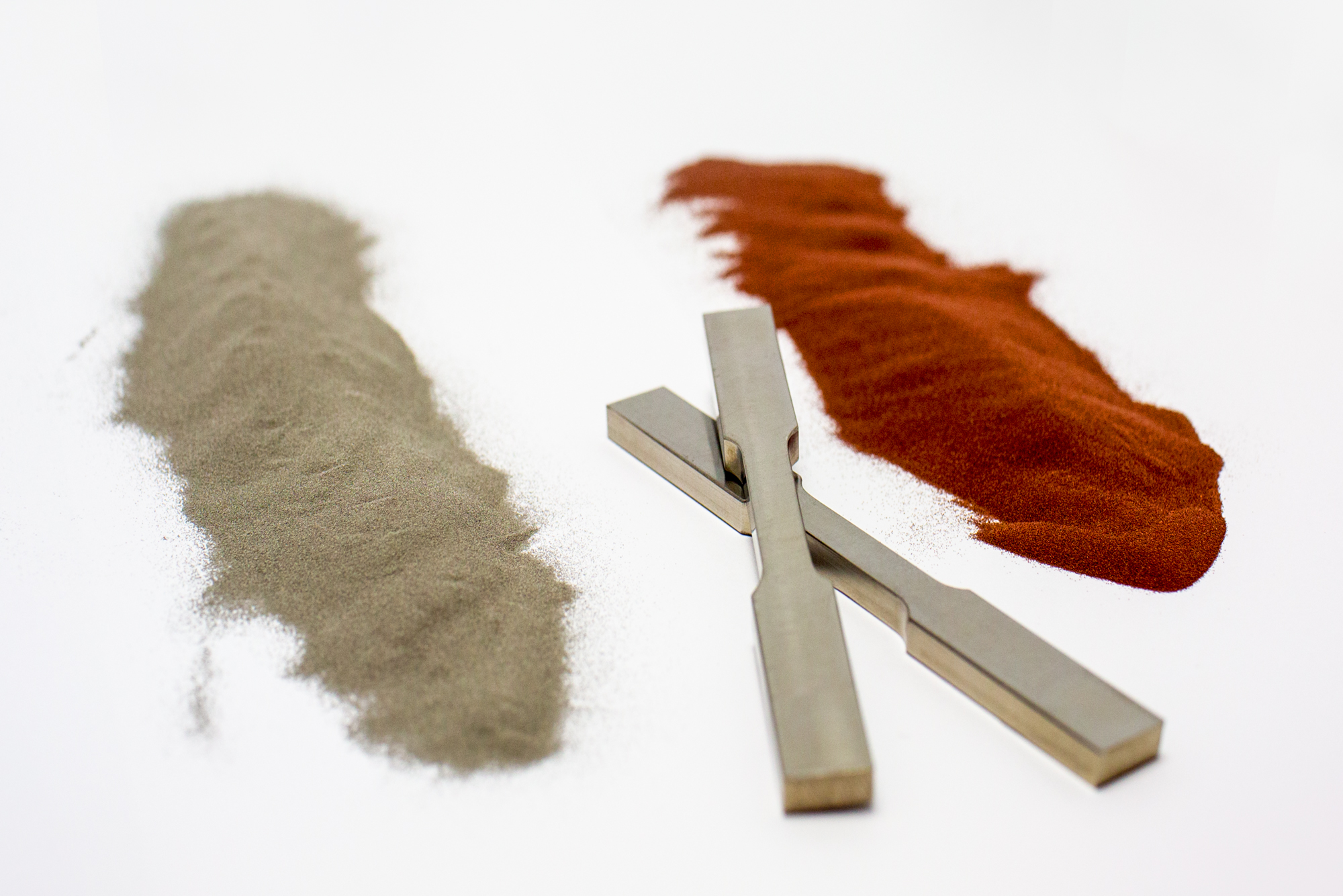 Titanium and copper powder with 3D printed bars. Photo via RMIT.