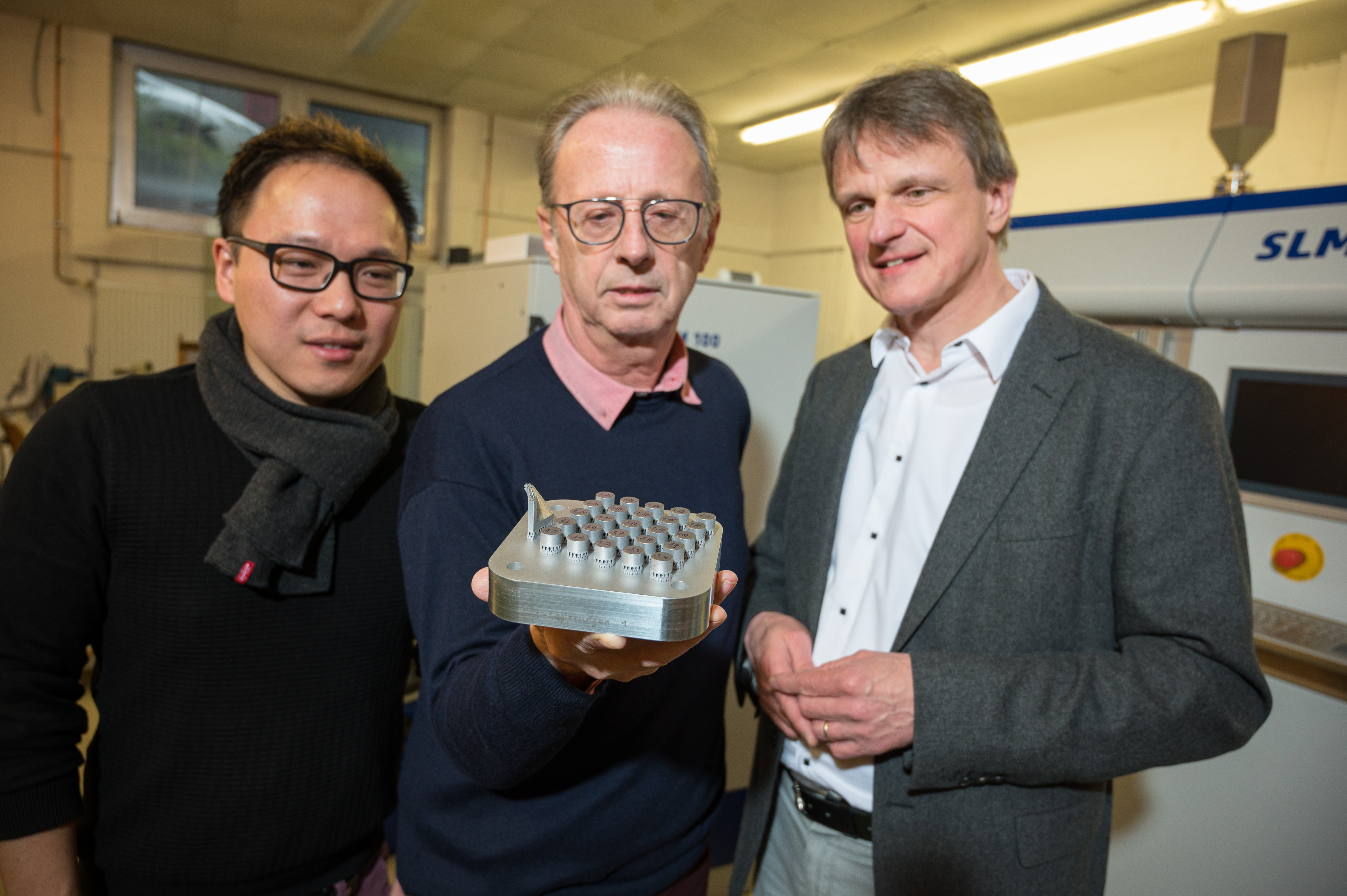 Professor Dirk Bähre (right), here with the researcher Shiqi Fang (left) and the technical assistant Stefan Wilhelm (center) from his research group. Photo via Saarland University.