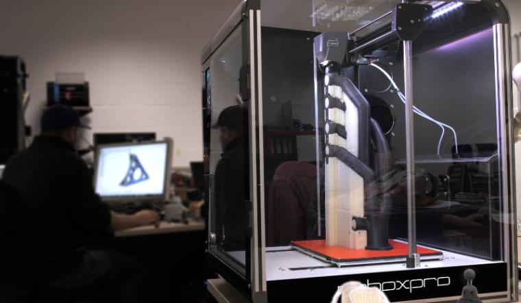 3D printing the organ simulators in the lab. Photo via UWE.
