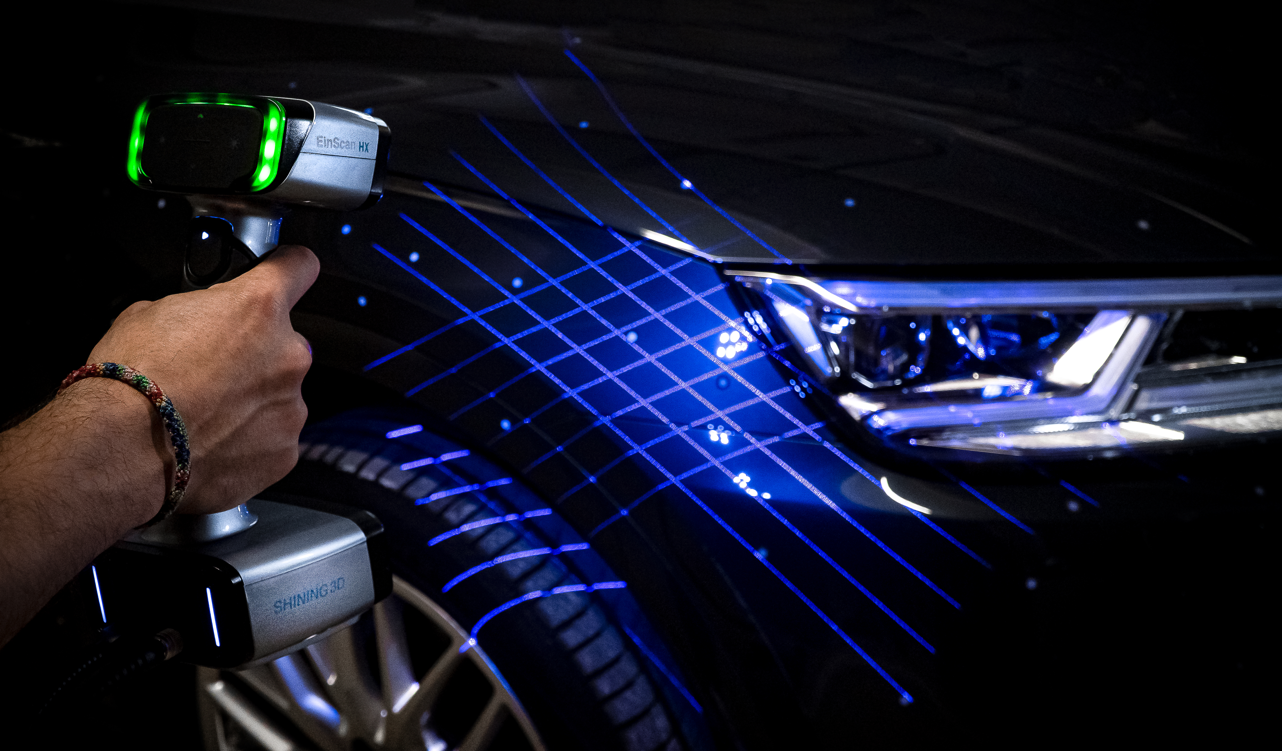 La technologie de capture laser bleu hybride de l'EinScan HX le rend idéal pour les surfaces sombres et réfléchissantes.  Photo via Shining 3D.
