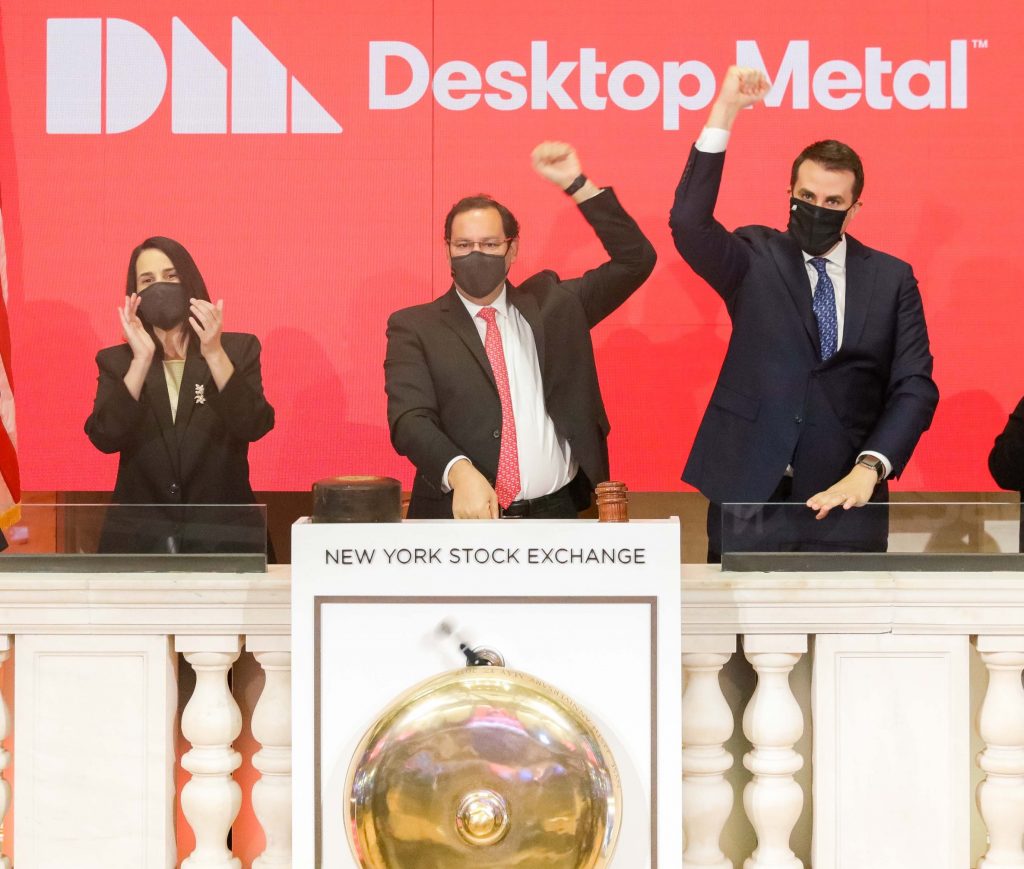 تصویر برجسته نشان می دهد که مدیر عامل Desktop Metal، Ric Fulop، زنگ افتتاحیه NYSE را به صدا در می آورد.  عکس از طریق دسکتاپ متال.
