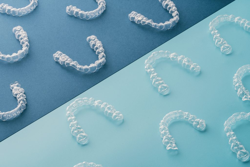 Un lot de gouttières dentaires Prodways imprimées en 3D.