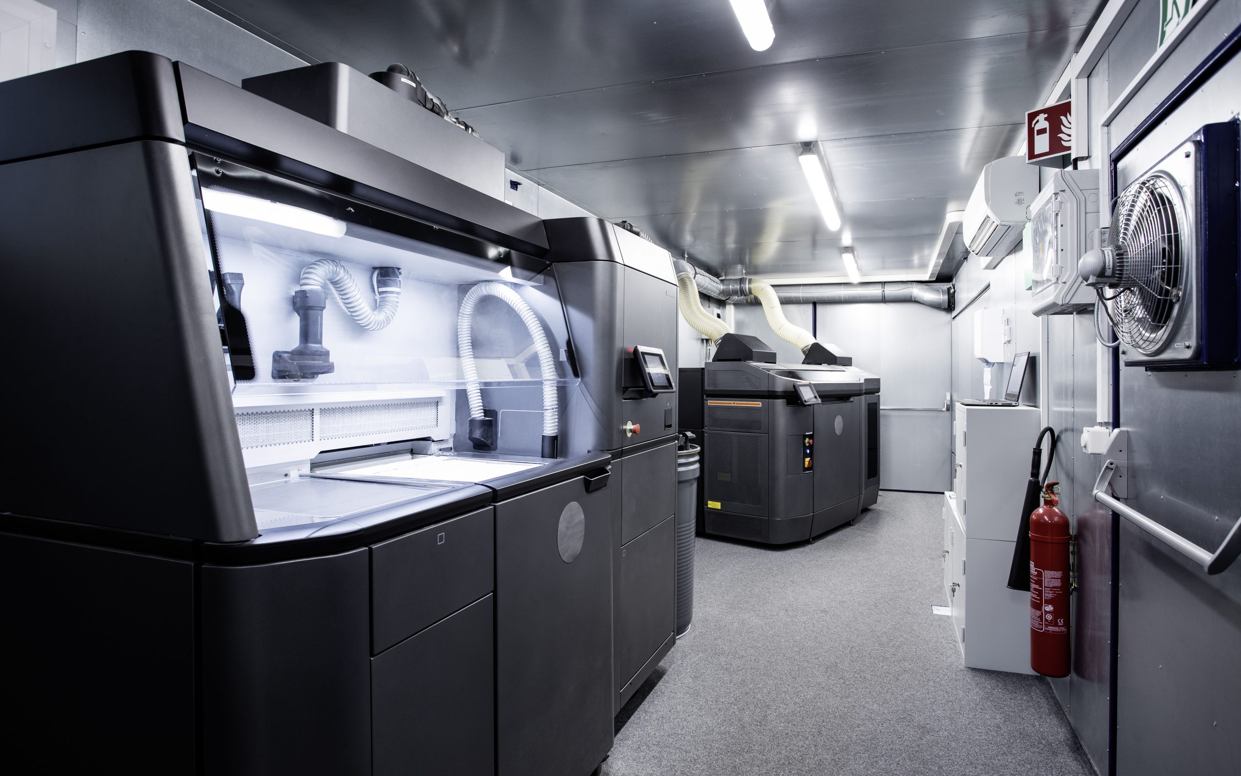 The mobile printing center includes all of the stations relevant to the production of spare parts using a 3D printer on an area of 36 meters squared. Photo via Daimler.