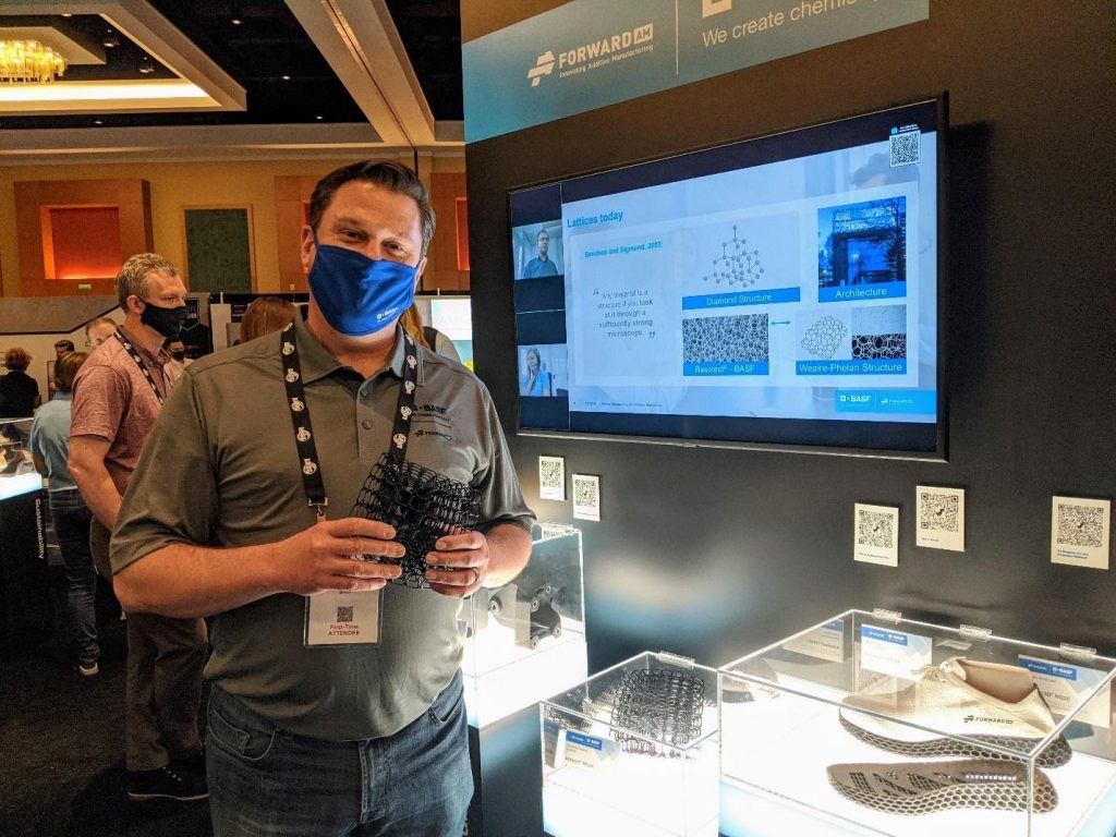 Jim Reddy, Managing Director von BASF 3D Printing Solutions North America, zeigt ein thermoplastisches Polyurethangitter.  Foto von Dayton Horvath