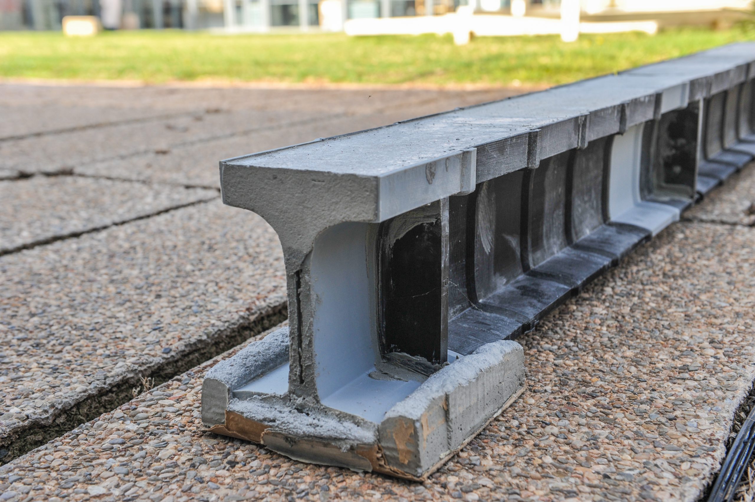 The 3D printed plastic beam alternative to reinforced concrete. Photo via UPV.