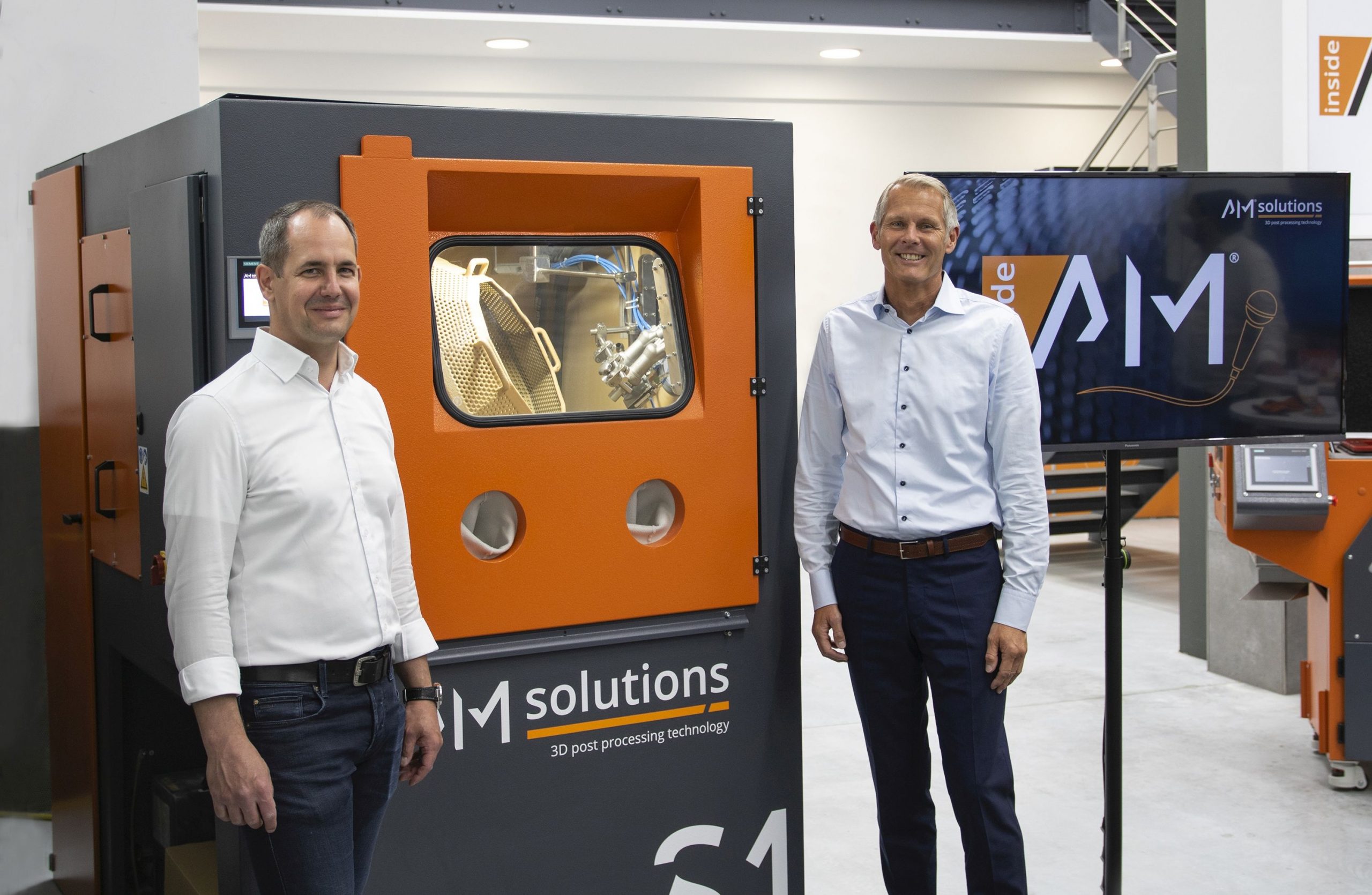 Christoph Hansen, Director of Technology & Innovation of Sauber Engineering, with Stephan Rösler, President & CEO of the Rösler Oberflächentechnik GmbH. Photo via Rösler Group.