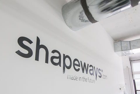 Un signe Shapeways de l'intérieur de son entrepôt de New York.