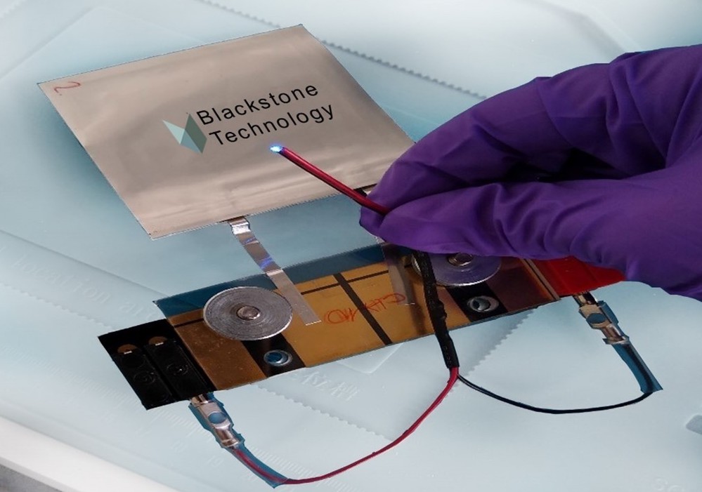 Une cellule de poche carrée de 5x5 cm avec LED lumineuse, imprimée en 3D grâce à la technologie mystérieuse de Blackstone.