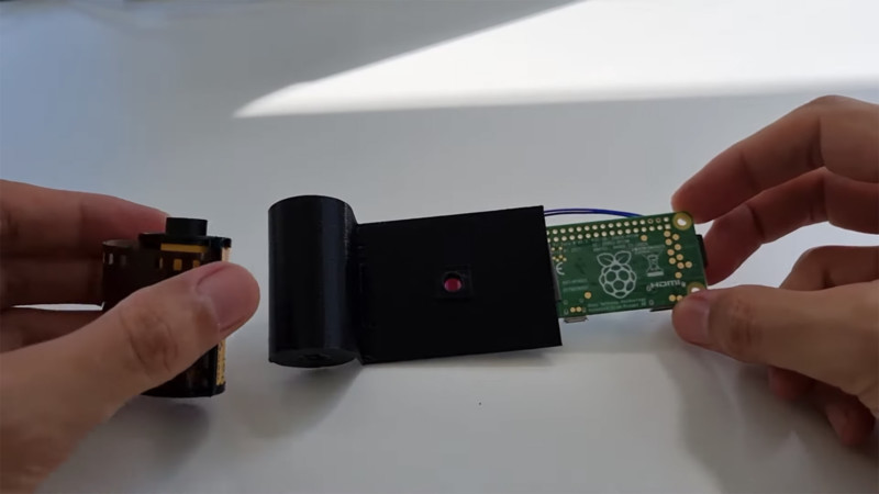 The custom 3D printed cartridge and Rapberry Pi camera. Photo via befinitiv.