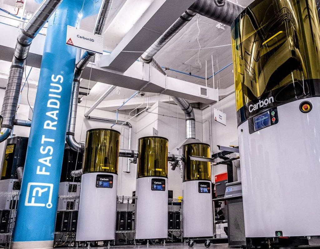 Quatre imprimantes 3D Carbon installées dans l'une des micro-usines de Fast Radius.