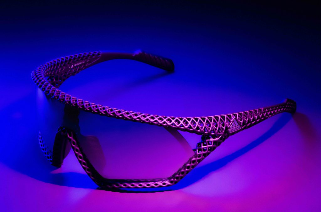 Seules 150 paires seront imprimées en 3D et les lunettes coûteront 415 $.  Photo via Adidas.