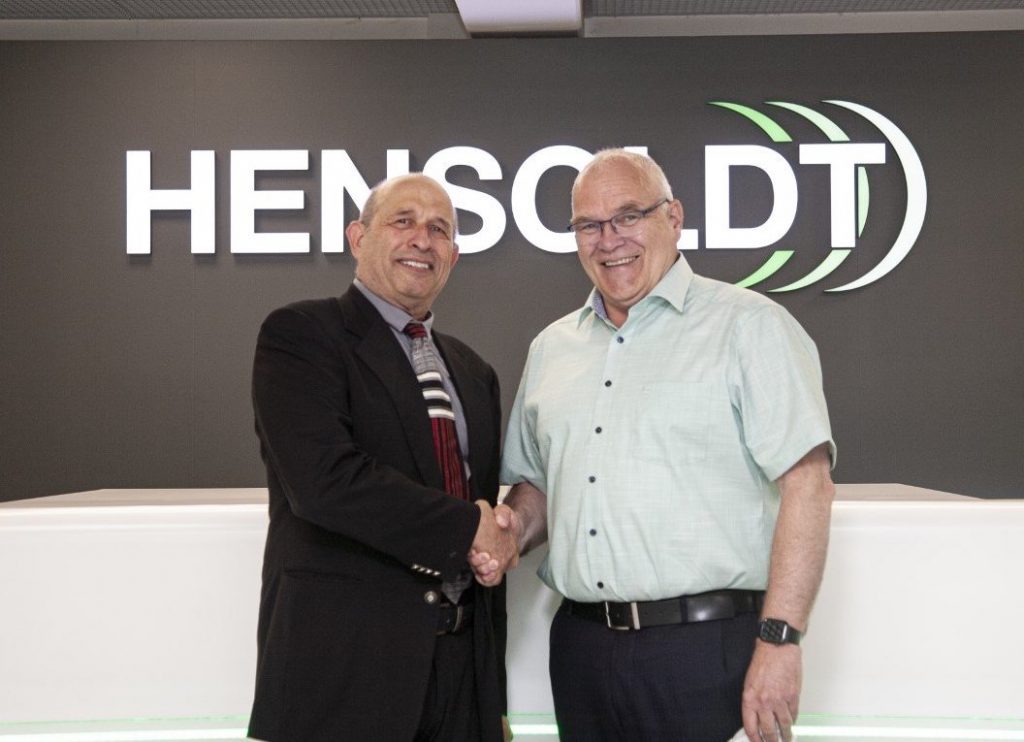Nano Dimension CEO Yoav Stern shaking hands with Hensoldt CEO Thomas Muller.