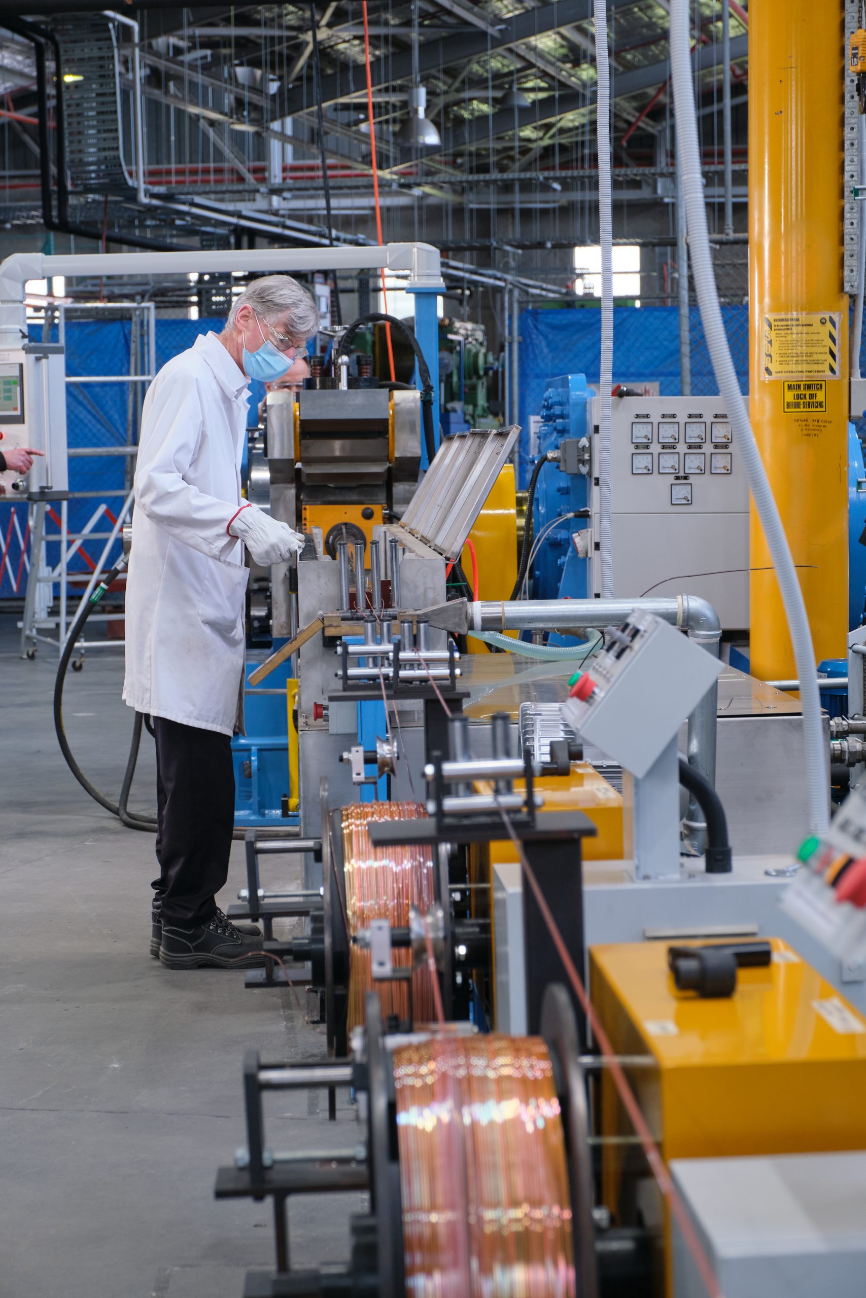 Les chercheurs du CSIRO étendent la production de fil de titane à des volumes pré-commerciaux en utilisant leur procédé breveté, testé ici sur du cuivre. Photo via CSIRO.